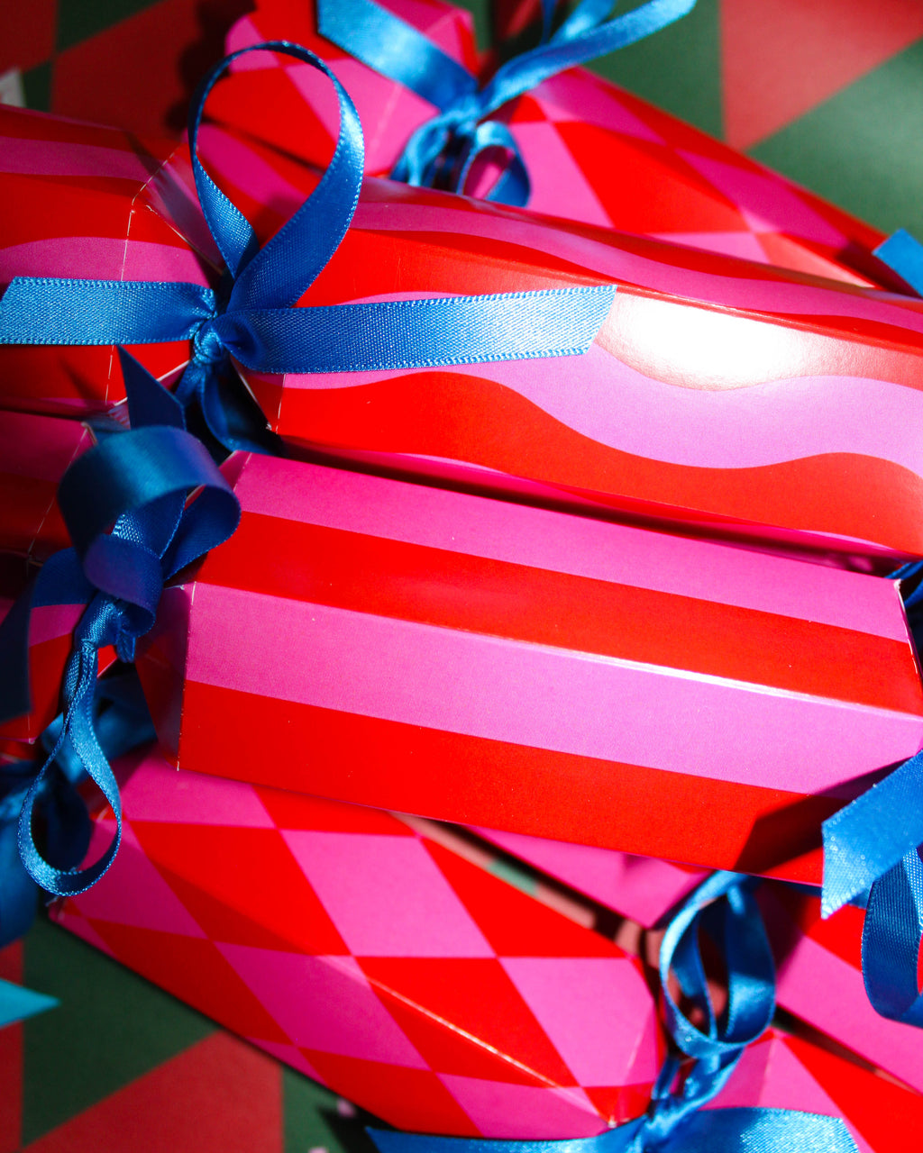 SINGLE Pink & Red Christmas Crackers
